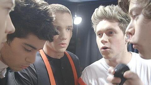 Die Jungs von One Direction schwören sich auf einen Auftritt ein
