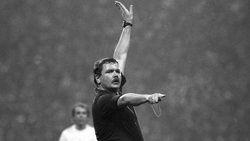 Der lebenslustige Referee war nicht unbedingt bei jedem Spiel ganz nüchtern. Der lebenslustige Referee war nicht unbedingt bei jedem Spiel ganz nüchtern.