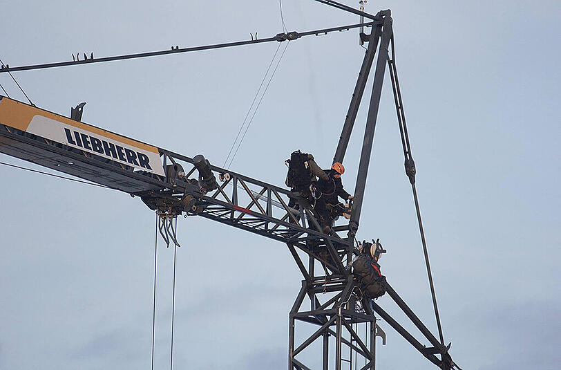 Seit Montagmorgen ist die Baustelle der Wiesenhof Schlachtfabrik besetzt.