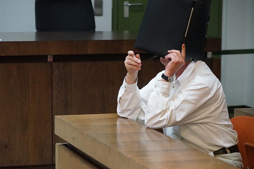 Manfred G. sitzt wegen sexuellem Missbrauch und Vergewaltigung auf der Anklagebank des Landgerichts.