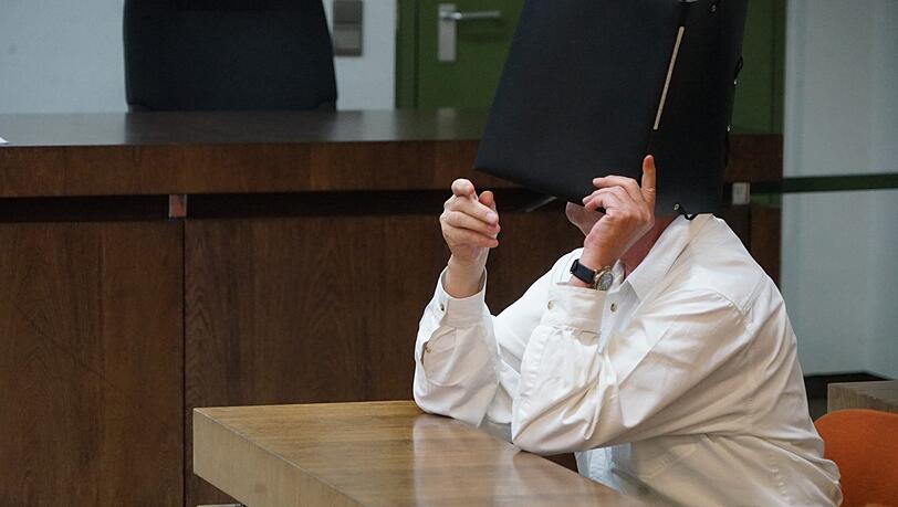 Manfred G. sitzt wegen sexuellem Missbrauch und Vergewaltigung auf der Anklagebank des Landgerichts. Manfred G. sitzt wegen sexuellem Missbrauch und Vergewaltigung auf der Anklagebank des Landgerichts.
