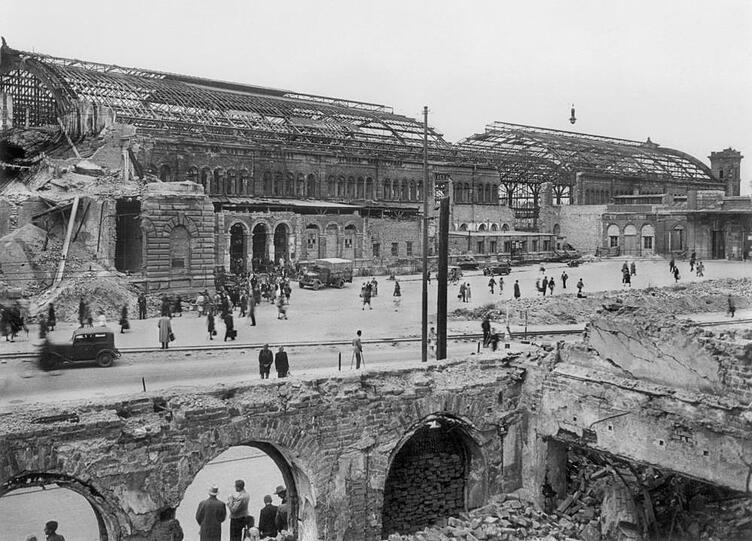 1945: der zerstörte Bahnhof von der Arnulfstraße aus gesehen.