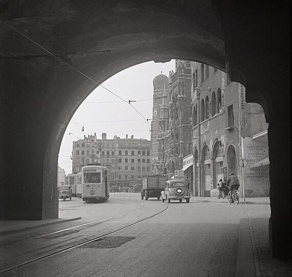 Der Marienplatz, rechts das beschädigte Café Atlantik.