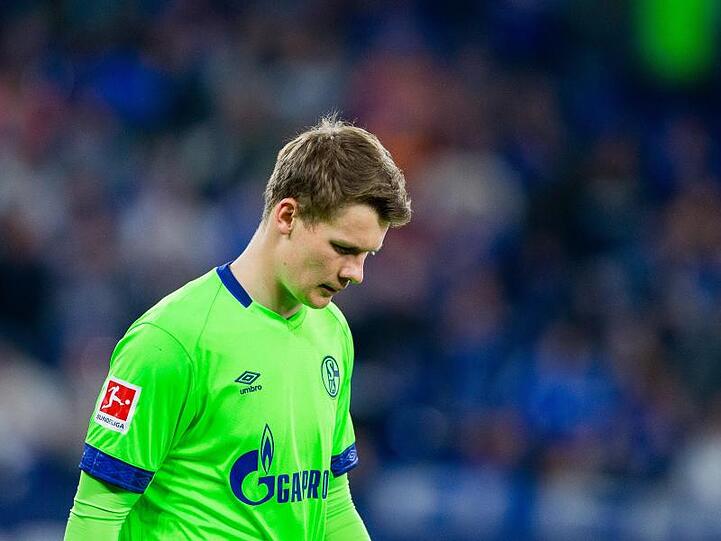 Schalkes Torwart Alexander Nübel verlässt zur Halbzeit das Spielfeld. Foto: Rolf Vennenbernd/Archivbild