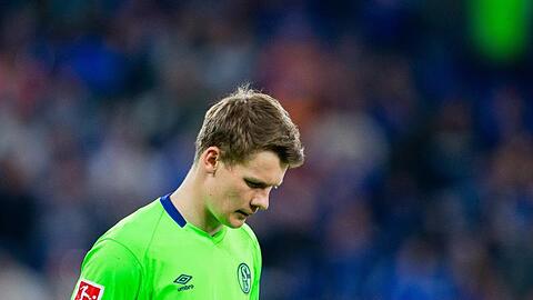 Schalkes Torwart Alexander Nübel verlässt zur Halbzeit das Spielfeld. Foto: Rolf Vennenbernd/Archivbild