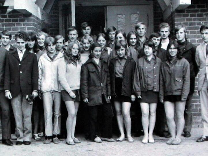 Angela Kasner (2. Reihe, Mitte, leicht verdeckt) mit ihren Schulfreunden aus der 10. Klasse der Polytechnischen Oberschule in Templin in Brandenburg.