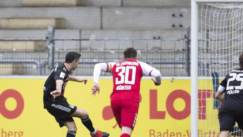 Münchens Robert Lewandowski (l) erzielt das Tor zum 0:1 per Elfmeter.