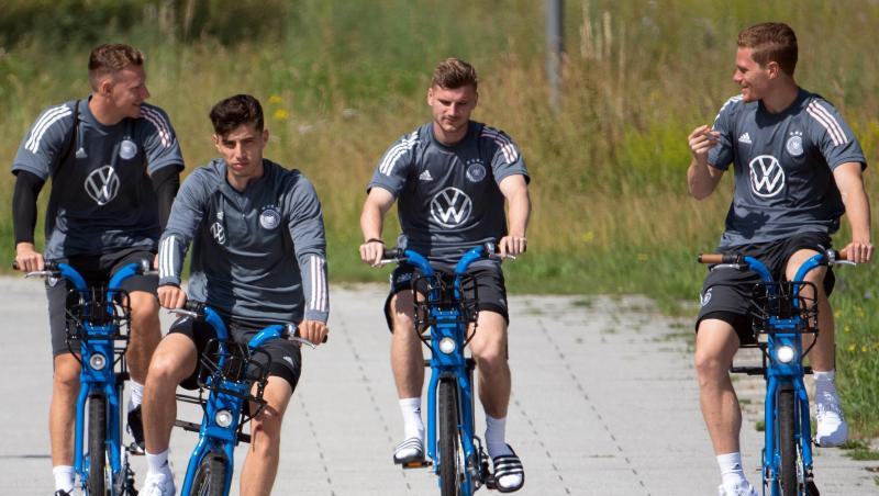 Torwart Bernd Leno (l-r), Kai Havertz, Timo Werner und Marcel Halstenberg kommen mit Fahhrädern zum Training.