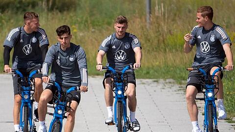 Torwart Bernd Leno (l-r), Kai Havertz, Timo Werner und Marcel Halstenberg kommen mit Fahhrädern zum Training.