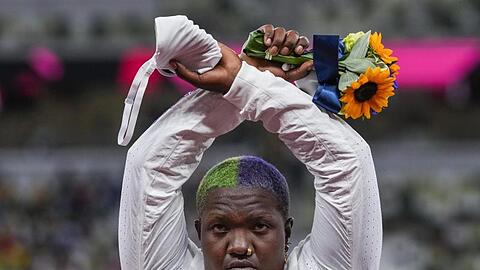Die US-Amerikanerin Raven Saunders mit mit ihrer Silbermedaille und verschränkten Armen bei der Siegerehrung.