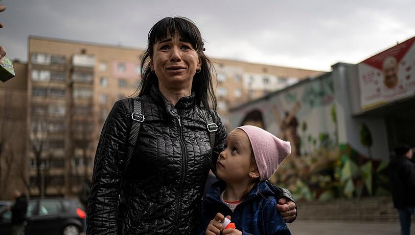 Eine Mutter weint neben ihrer kleinen Tochter, während sie in Kiew mit der Presse spricht. Ungeachtet der Ankündigung, Angriffe auf die ukrainische Hauptstadt sowie auf Tschernihiw zu reduzieren, will Russland seine "militärische Spezial-Operation" fortsetzen. Eine Mutter weint neben ihrer kleinen Tochter, während sie in Kiew mit der Presse spricht. Ungeachtet der Ankündigung, Angriffe auf die ukrainische Hauptstadt sowie auf Tschernihiw zu reduzieren, will Russland seine "militärische Spezial-Operation" fortsetzen.