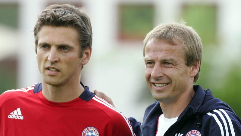Trainer Jürgen Klinsmann (r) mit dem neuen Torhüter Hans-Jörg Butt beim Bayern-Training. Trainer Jürgen Klinsmann (r) mit dem neuen Torhüter Hans-Jörg Butt beim Bayern-Training.