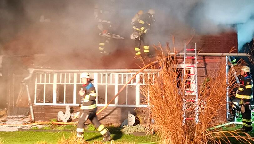 Zum Sachschaden und zur Brandursache konnte die Feuerwehr keine Angaben machen.