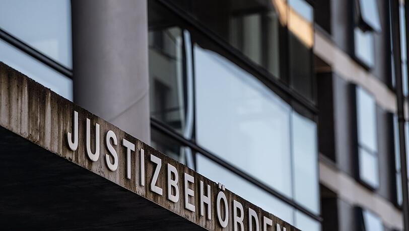 Nach einem tödlichen Angriff mit einer Armbrust in einer Klinik hat in Kassel der Mordprozess gegen einen 59-Jährigen begonnen. (Archivbild)