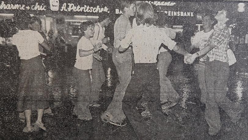 Diesen "Regentanz" führen junge Münchner spontan am Marienplatz auf, um die Erfrischung zu feiern. Diesen "Regentanz" führen junge Münchner spontan am Marienplatz auf, um die Erfrischung zu feiern.