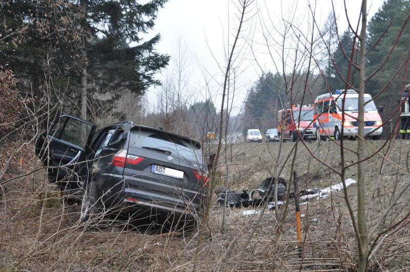 Aus bisher ungeklärten Umständen ist eine Fahrerin mit ihrem Auto von der Straße abgekommen. Der Wagen hat sich überschlagen und ist im Graben gelandet. Die Fahrerin wurde mit Verletzungen in eine nahegelegenes Krankenhaus gebracht.