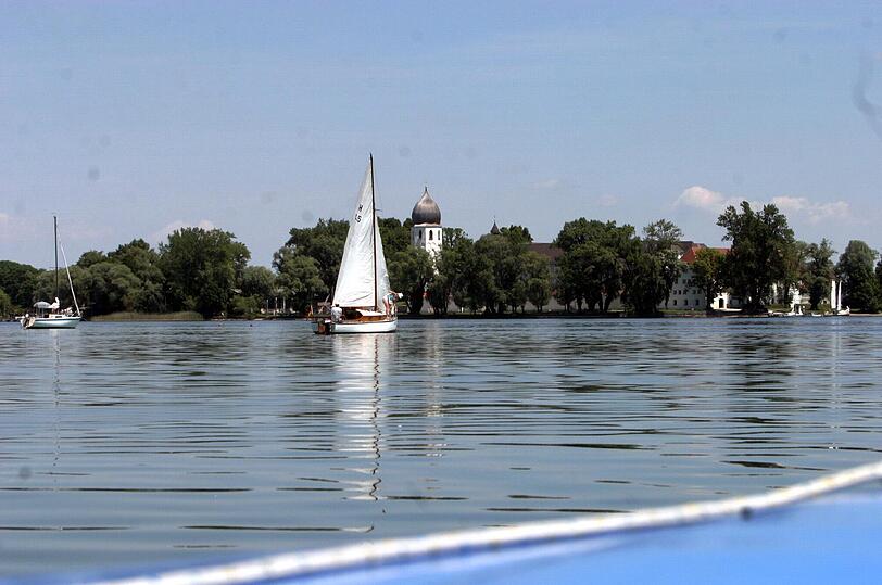 Chiemsee: Hier verschwand ein junger Mann spurlos. Die Polizei vermutet, dass er mit seiner Badehode davonschwamm. Aber warum?