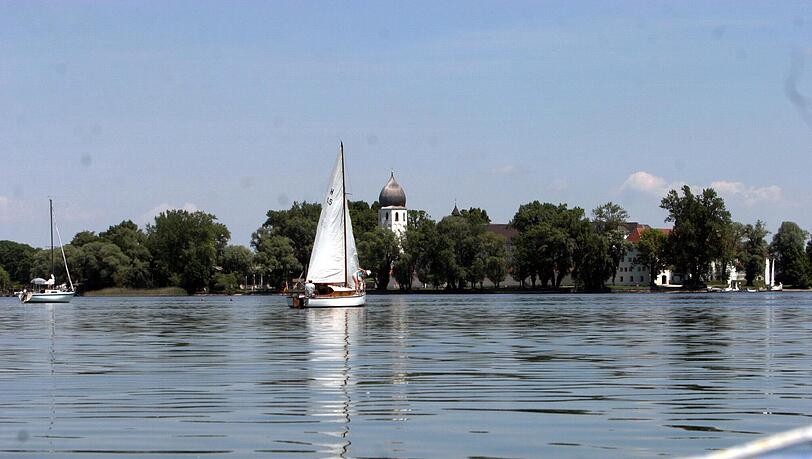 Chiemsee: Hier verschwand ein junger Mann spurlos. Die Polizei vermutet, dass er mit seiner Badehode davonschwamm. Aber warum? Chiemsee: Hier verschwand ein junger Mann spurlos. Die Polizei vermutet, dass er mit seiner Badehode davonschwamm. Aber warum?