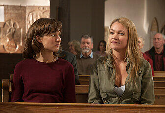 Lisa Maria Potthoff (rechts) als Evi.