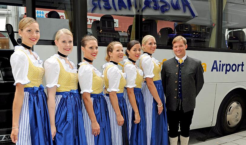 Fesch in der Luft: In Lufthansa Flügen nach New York, Charlotte und Bangkok dürfen sich die Fluggäste zur Wiesn Zeit auf ein besonderes Schmankerl freuen: Die Lufthansa Crew in der neuen Trachtenkollektion von Angermaier.
