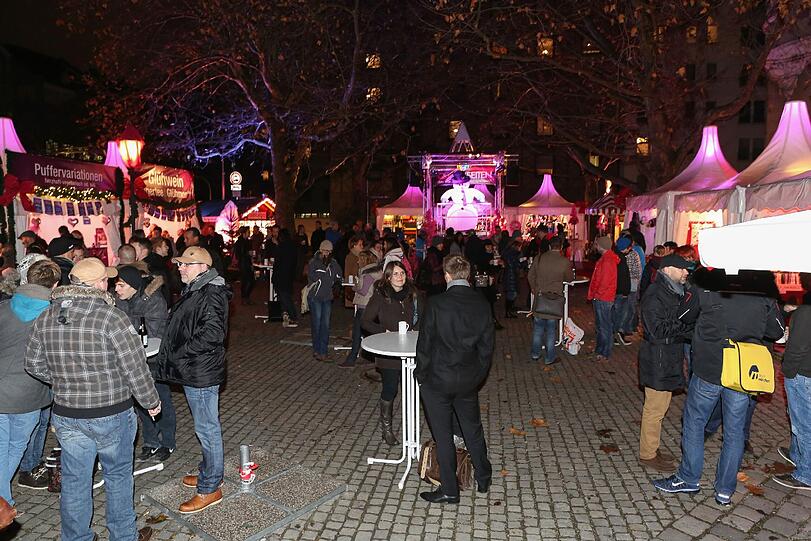 Pinker geht's nicht: Beim "Pink Christmas" auf dem Stephansplatz kommt zwar keine echte Weihnachtsstimmung auf, aber zur Abwechslung ist es echt unterhaltsam, meint der AZ-Reporter.