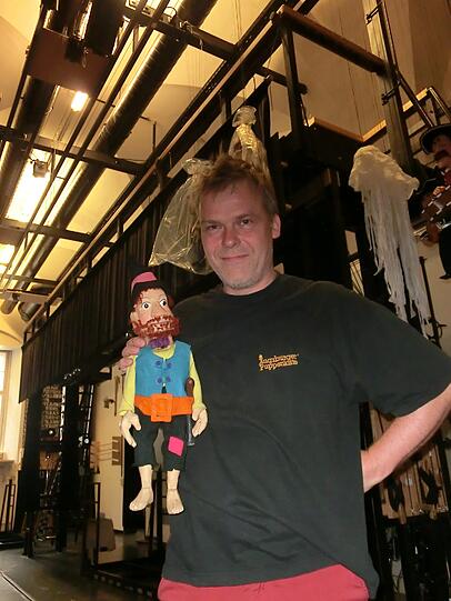 Puppenspieler Stefan Schmieder mit der Marionette des Räuber Hotzenplotz. Auch die Preußler-Geschichte des bärtigen Diebs, der in einer Höhle im Wald wohnt, wurde von der Puppenkiste aufgeführt.