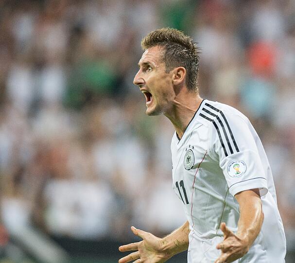 MIROSLAV KLOSE: NOTE 2
Jetzt hat er ihn, den Bomber-Rekord: Tor Nummer 68, wie Gerd Müller, passend nach Müller-Vorlage. Hätte Austrias Abwehr aber noch mehr beschäftigen können.