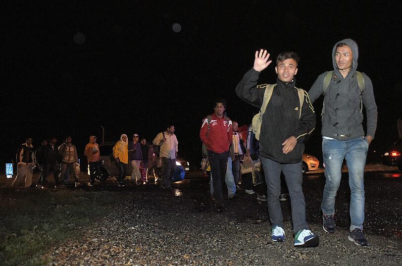 Rund 3000 Flüchtlinge sind an der Grenzstation in Österreich angekommen. Die Bilder von dem ungarischen Flüchtlingsstrom.