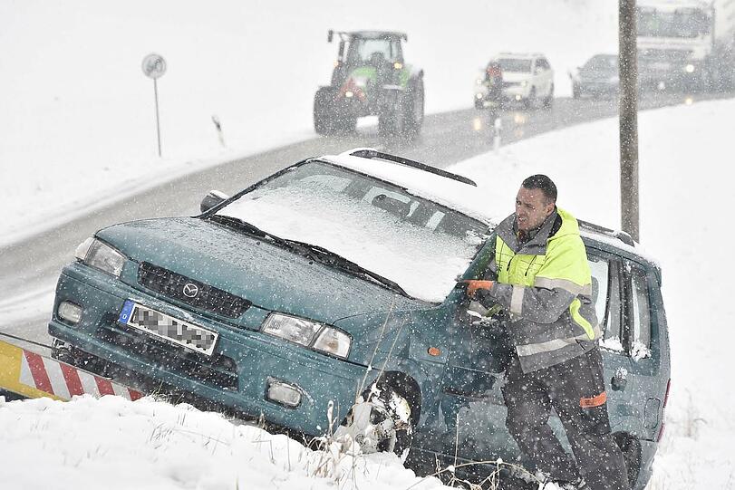 Winterliche Straßenverhältnisse führten zu vielen Unfällen.