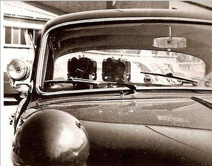 Hier noch einmal ein genauerer Blick ins Fahrzeuginnere: Was waren das doch für herrlich analoge Zeiten!