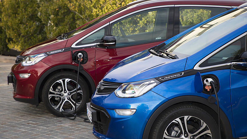 Der E-Opel kann sowohl an einer 50-kW-Gleichstrom-Schnellladestation als auch am heimischen Stromnetz geladen werden.