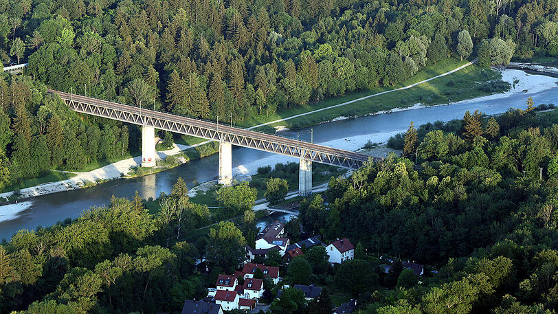 Perfekt ausgeleuchtet: die Großhesseloher Brücke über der Isar.
