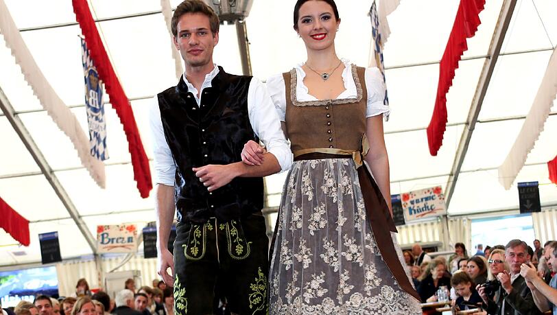 Die bayerische Tracht ist nach wie vor beliebt. Es gibt sogar eigene Trachten-Modenschauen. Die bayerische Tracht ist nach wie vor beliebt. Es gibt sogar eigene Trachten-Modenschauen.