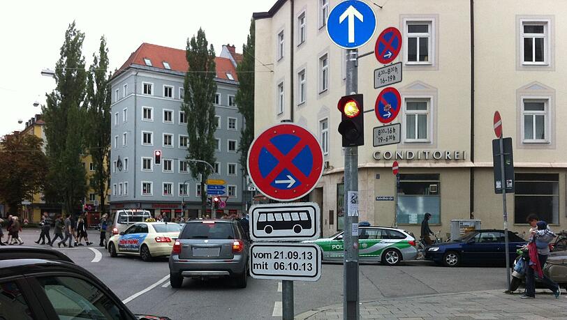 Busse dürfen hier nicht halten. Busse dürfen hier nicht halten.