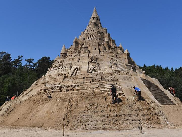 17,66 Meter Höhe misst die &bdquo;Größte Sandburg der Welt&ldquo; in Binz auf Rügen.