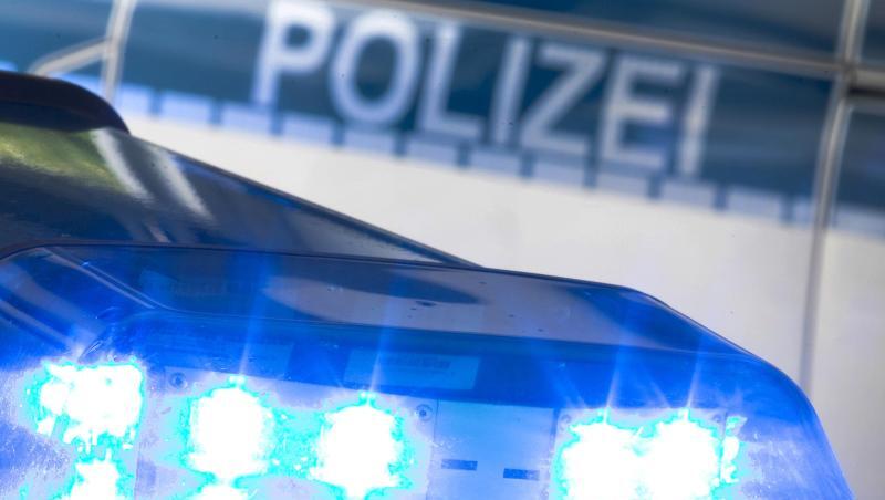 Ein Blaulicht auf dem Dach eines Polizeiwagens. Ein Blaulicht auf dem Dach eines Polizeiwagens.