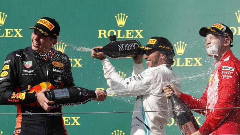 Champagnerdusche: Sieger Lewis Hamilton (M) mit Max Verstappen (l) und Sebastian Vettel auf dem Podium in Budapest. Champagnerdusche: Sieger Lewis Hamilton (M) mit Max Verstappen (l) und Sebastian Vettel auf dem Podium in Budapest.
