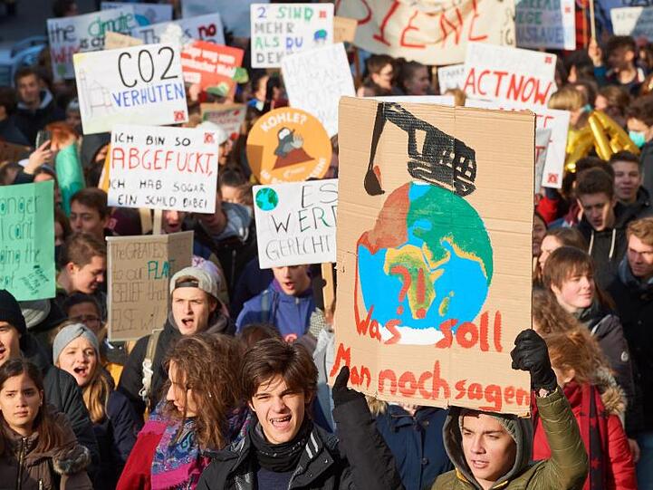 "Was soll man noch sagen" - Schüler ziehen mit Plakaten durch Bonn.