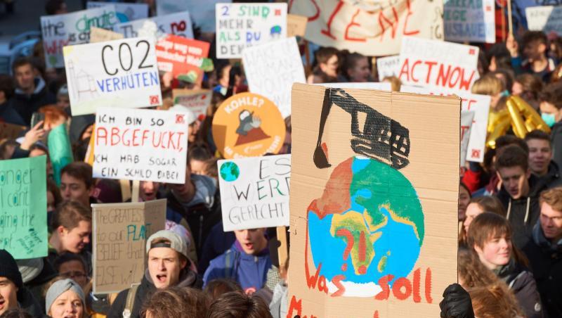 "Was soll man noch sagen" - Schüler ziehen mit Plakaten durch Bonn. "Was soll man noch sagen" - Schüler ziehen mit Plakaten durch Bonn.