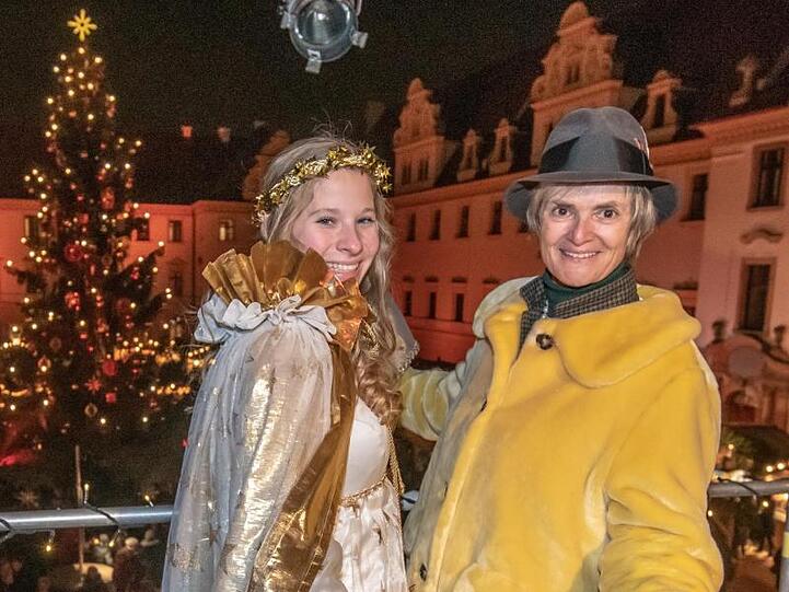 Gloria Fürstin von Thurn und Taxis (r) eröffnet mit dem "fürstlichen Christkind" den Weihnachtsmarkt im Fürstenschloss. Foto: Armin Weigel