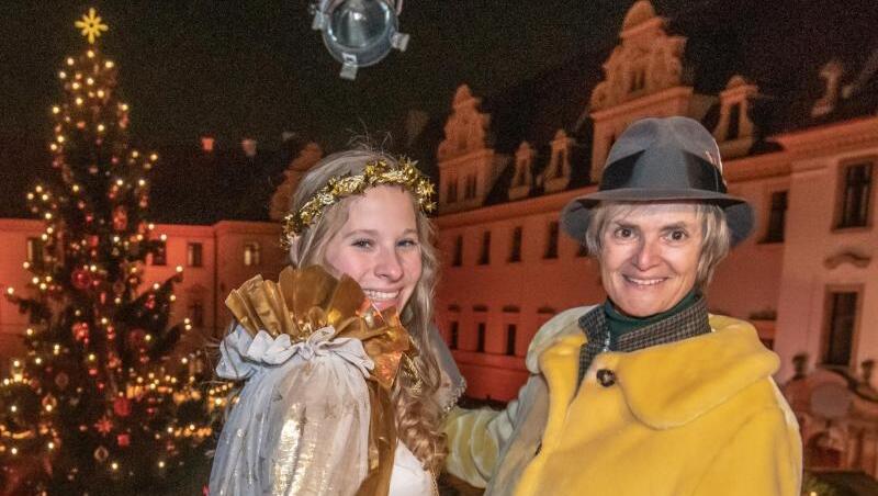 Gloria Fürstin von Thurn und Taxis (r) eröffnet mit dem "fürstlichen Christkind" den Weihnachtsmarkt im Fürstenschloss. Foto: Armin Weigel Gloria Fürstin von Thurn und Taxis (r) eröffnet mit dem "fürstlichen Christkind" den Weihnachtsmarkt im Fürstenschloss. Foto: Armin Weigel
