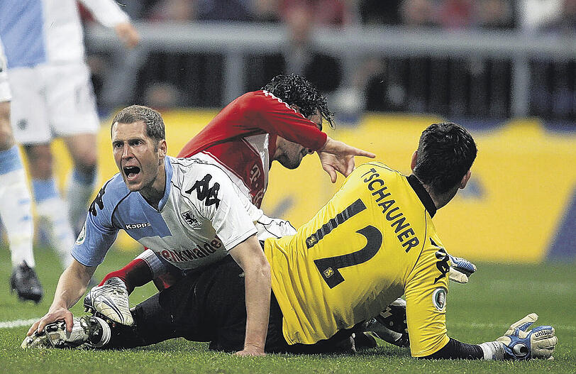 Luca Toni und Co. haben Gregg Berhalter (li.), Philipp Tschauner und Co. am Mittwoch beinahe zur Verzweiflung gebracht &ndash; und doch verloren sie am Ende. Aachen soll nun dafür büßen.