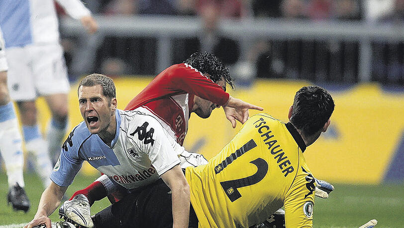 Luca Toni und Co. haben Gregg Berhalter (li.), Philipp Tschauner und Co. am Mittwoch beinahe zur Verzweiflung gebracht – und doch verloren sie am Ende. Aachen soll nun dafür büßen. Luca Toni und Co. haben Gregg Berhalter (li.), Philipp Tschauner und Co. am Mittwoch beinahe zur Verzweiflung gebracht – und doch verloren sie am Ende. Aachen soll nun dafür büßen.