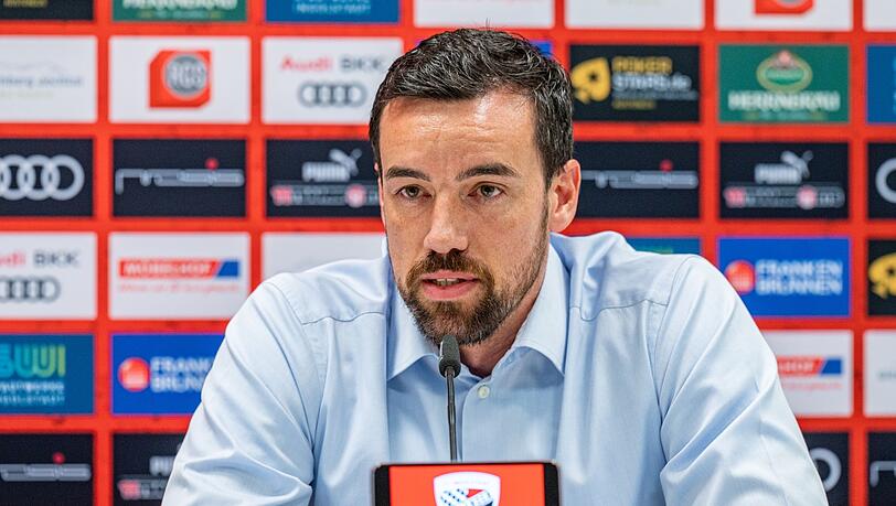Malte Metzelder spricht während einer Pressekonferenz.