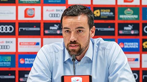 Malte Metzelder spricht während einer Pressekonferenz.