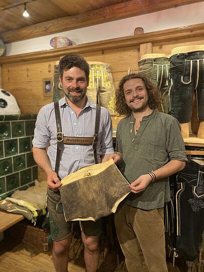 Engelbert und Michael Aigner mit der "Leder-Bux". Engelbert und Michael Aigner mit der "Leder-Bux".