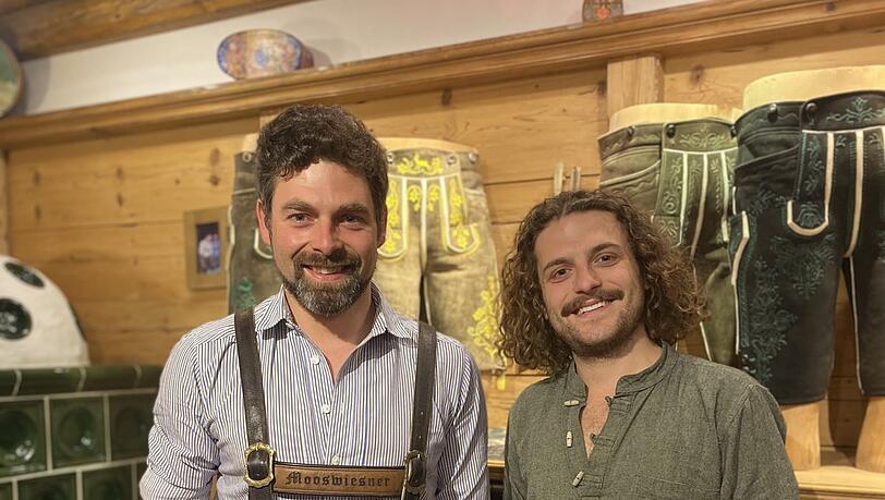 Engelbert und Michael Aigner mit der "Leder-Bux". Engelbert und Michael Aigner mit der "Leder-Bux".