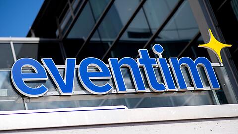 Das Logo von CTS Eventim hängt über einen Ticketschalter an der ÖVB-Arena.