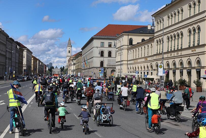 Klappradl, Tandems, Lastenräder und Longtailer - am Samstag sind viele Familien mit ihren (Klein)kindern bei der Radldemo mitgeradelt. Die Route vom Odeonsplatz bis zur Theresienwiese fuhren sie mit kindgerechten 6 km/h.