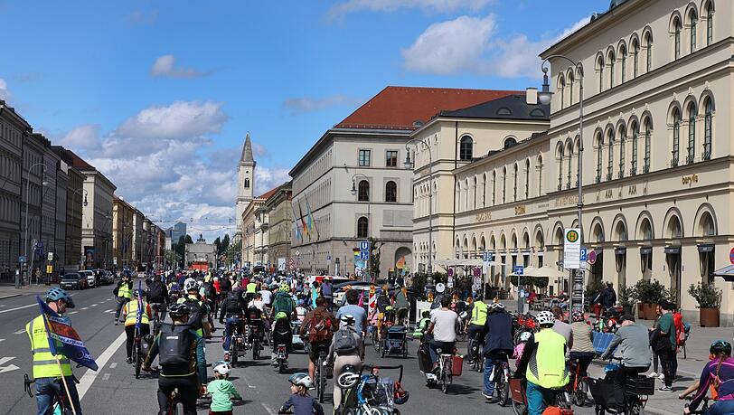 Klappradl, Tandems, Lastenräder und Longtailer - am Samstag sind viele Familien mit ihren (Klein)kindern bei der Radldemo mitgeradelt. Die Route vom Odeonsplatz bis zur Theresienwiese fuhren sie mit kindgerechten 6 km/h. Klappradl, Tandems, Lastenräder und Longtailer - am Samstag sind viele Familien mit ihren (Klein)kindern bei der Radldemo mitgeradelt. Die Route vom Odeonsplatz bis zur Theresienwiese fuhren sie mit kindgerechten 6 km/h.